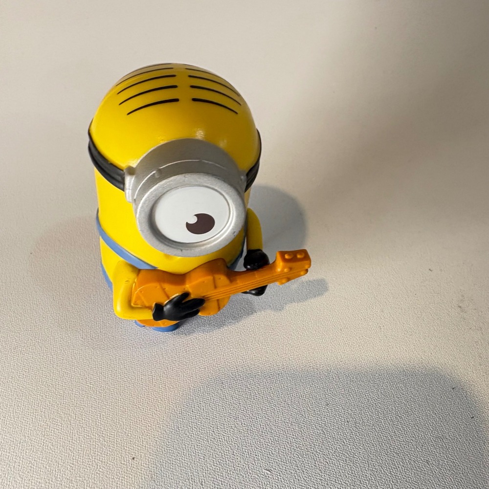 McDonalds Minions Happy Meal 2015 Guitar Strumming Stuart Toy Figure Yellow Blue - Picture 2 of 4